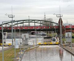 Schleuse Kostheim bei Hochwasser -2-