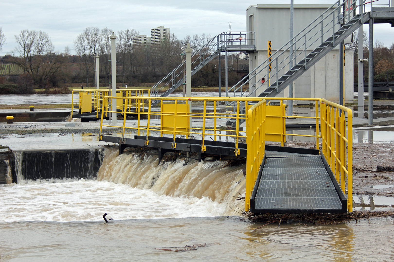 Schleuse Kostheim bei Hochwasser -3-