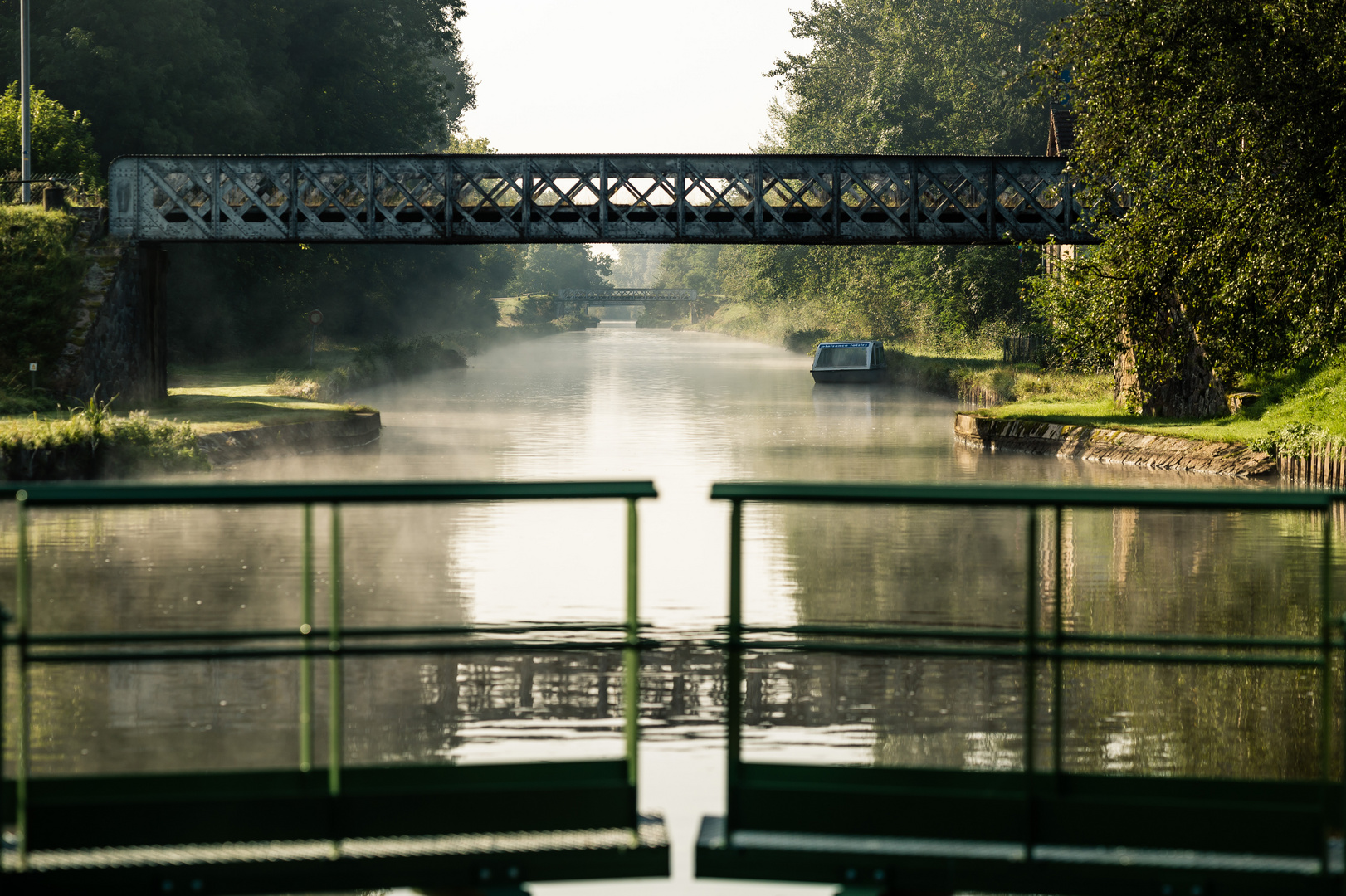 Schleuse mit Morgennebel