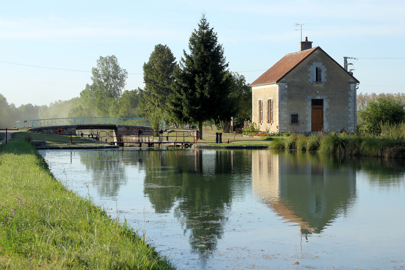 schleuse mit schleusenwärterhaus bei percey -am kanal de bourgogne