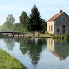 schleuse mit schleusenwärterhaus bei percey -am kanal de bourgogne