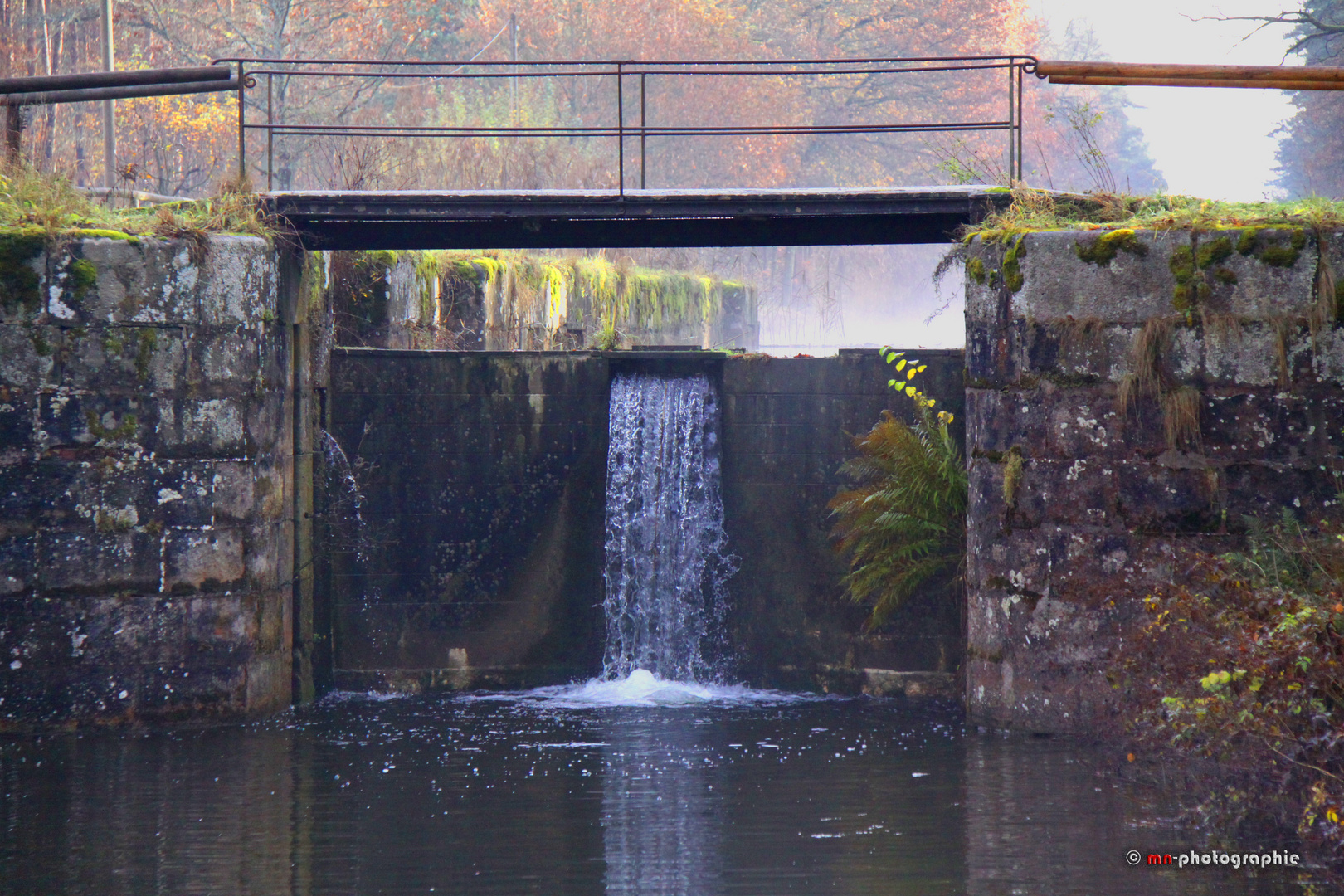 Schleuse Nr. 62 frühmorgens bei leichtem Nebel