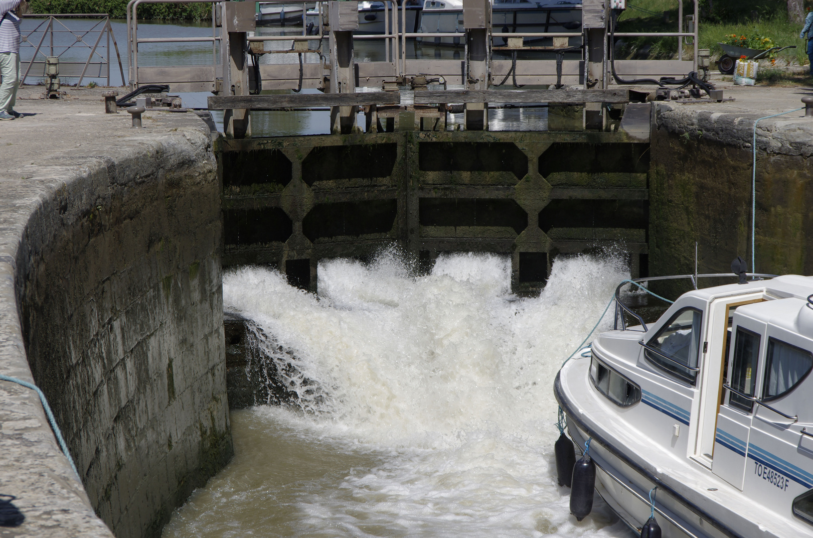 Schleuse wird gefüllt am Kanal de Midi