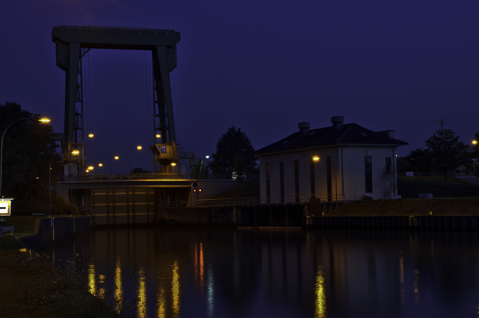 Schleuse zu Tal 45711 Datteln bei Nacht in HDR.