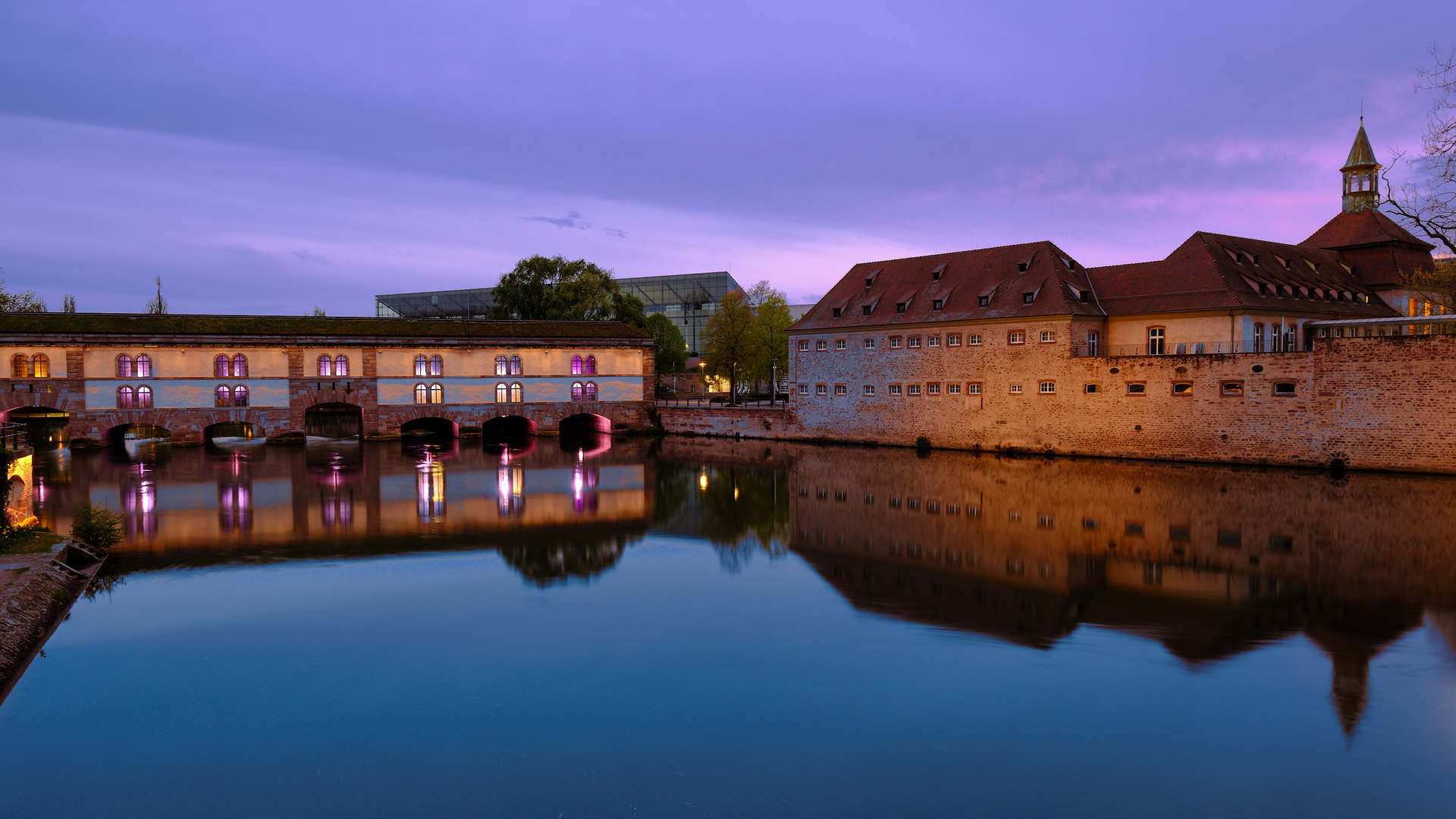 Schleusenbrücke zur blauen Stunde