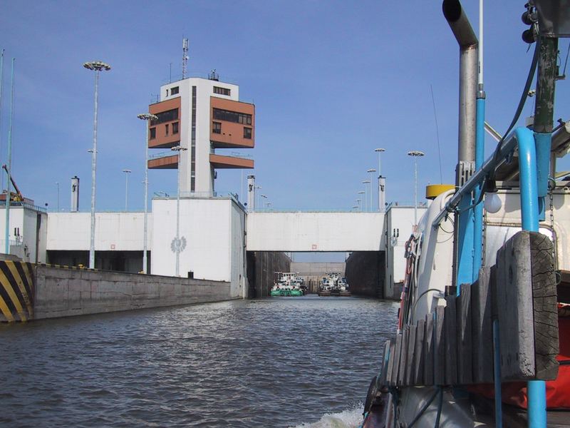 Schleuseneinfahrt talseitig, Donaukraftwerk Gabcikovo