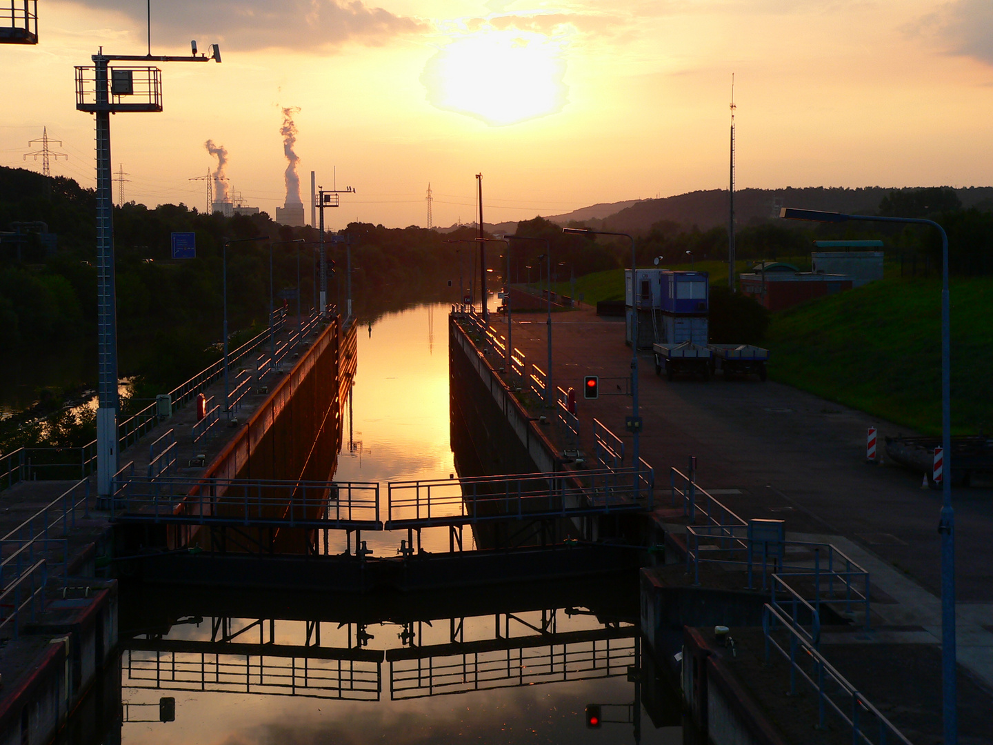 Schleusenkammer der Burbacher Saarschleuse im Abendlicht