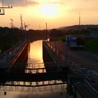 Schleusenkammer der Burbacher Saarschleuse im Abendlicht