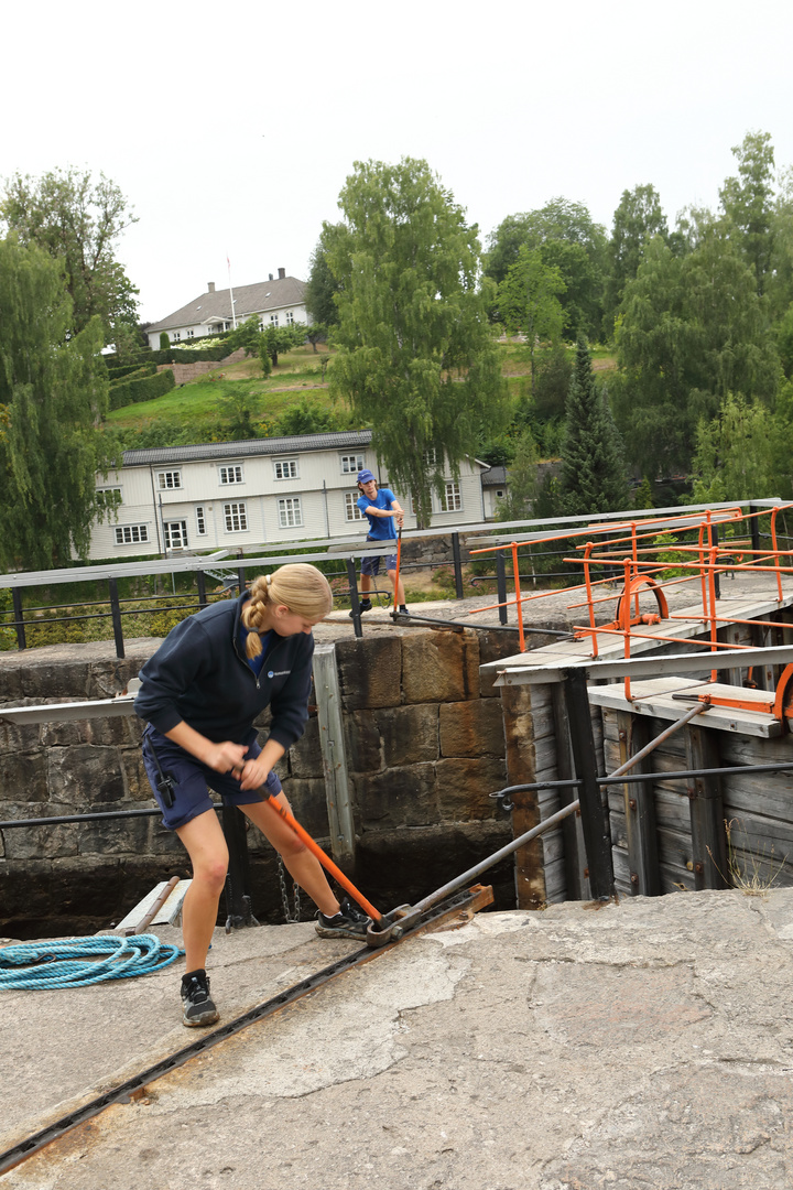 Schleusenwärter und -wärterin bei der Arbeit