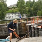 Schleusenwärter und -wärterin bei der Arbeit