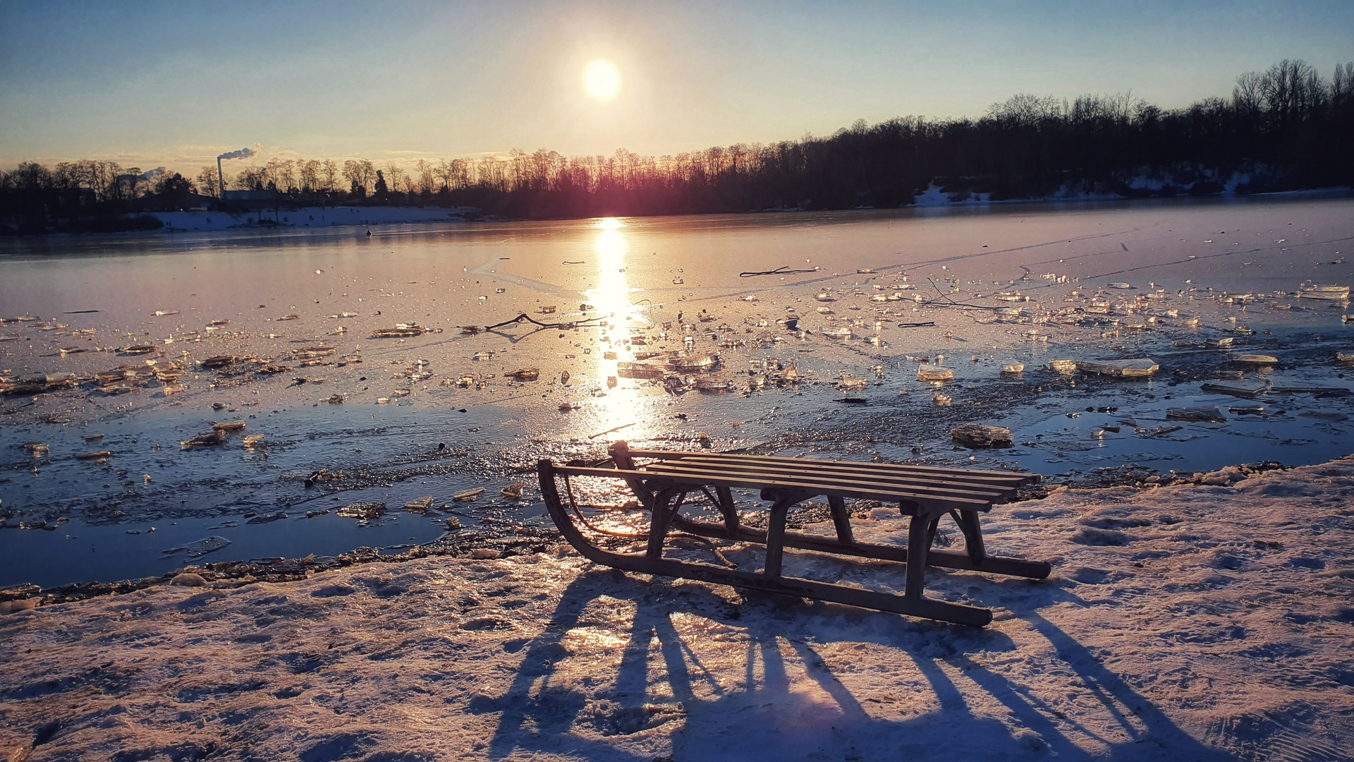 Schlitten am See