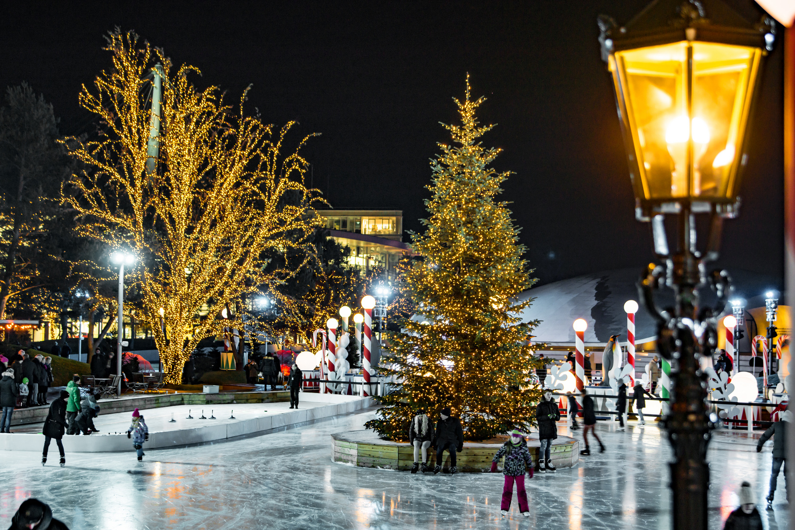 Schlittschuhlaufen auf dem Weihnachtsmarkt in der Autostadt