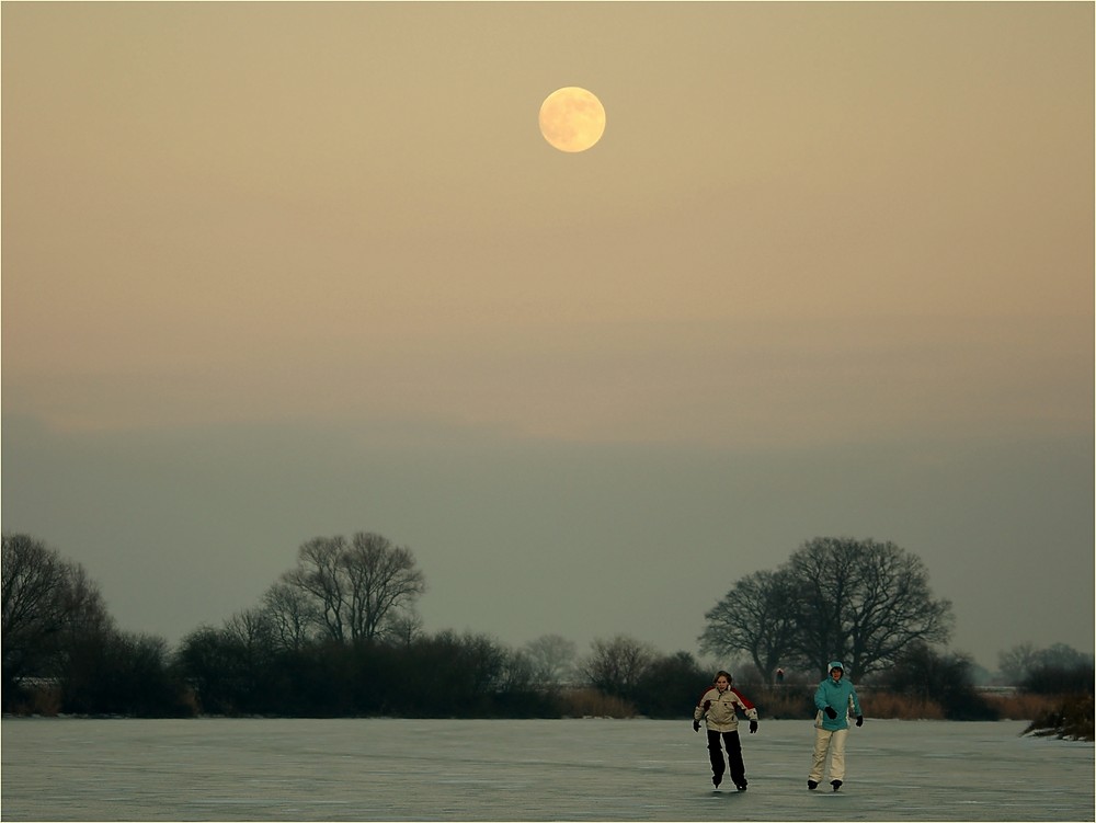 Schlittschuhlaufen bei (fast) Vollmond