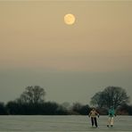 Schlittschuhlaufen bei (fast) Vollmond