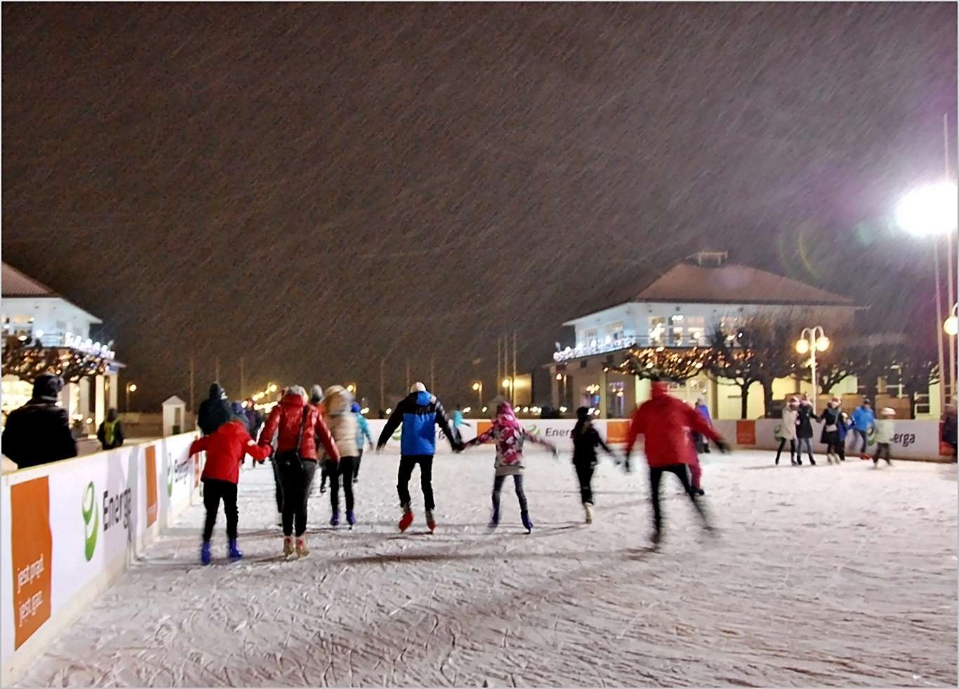 Schlittschuhlaufen im Schneegestöber