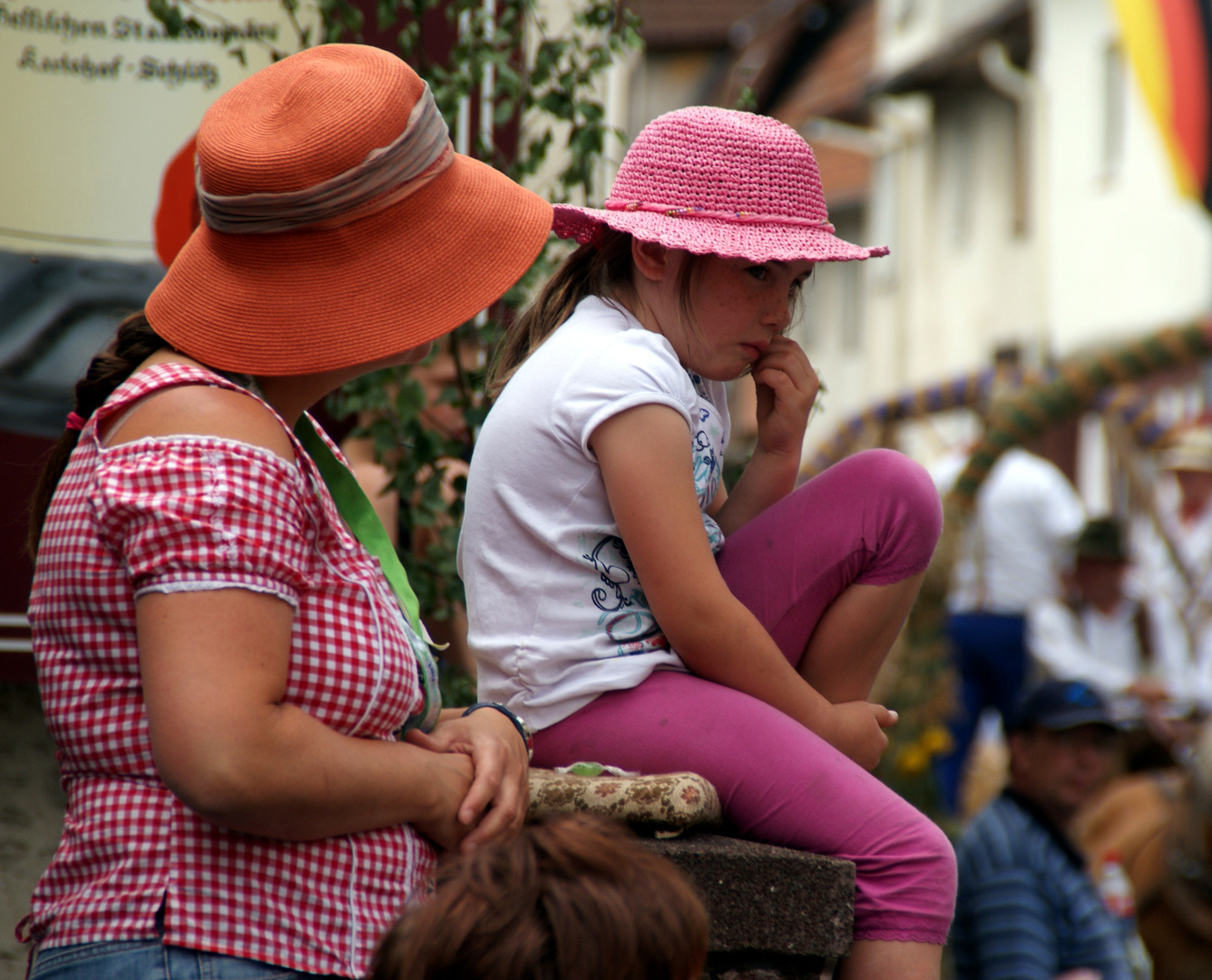 Schlitzer Trachtenfest 2011: Bunte Hüte, dem Anlass entsprechend