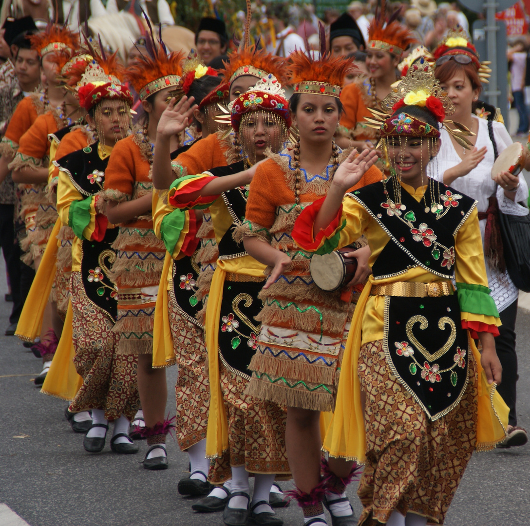 Schlitzer Trachtenfest 2011: Indonesische Saman-Tänzerinnen