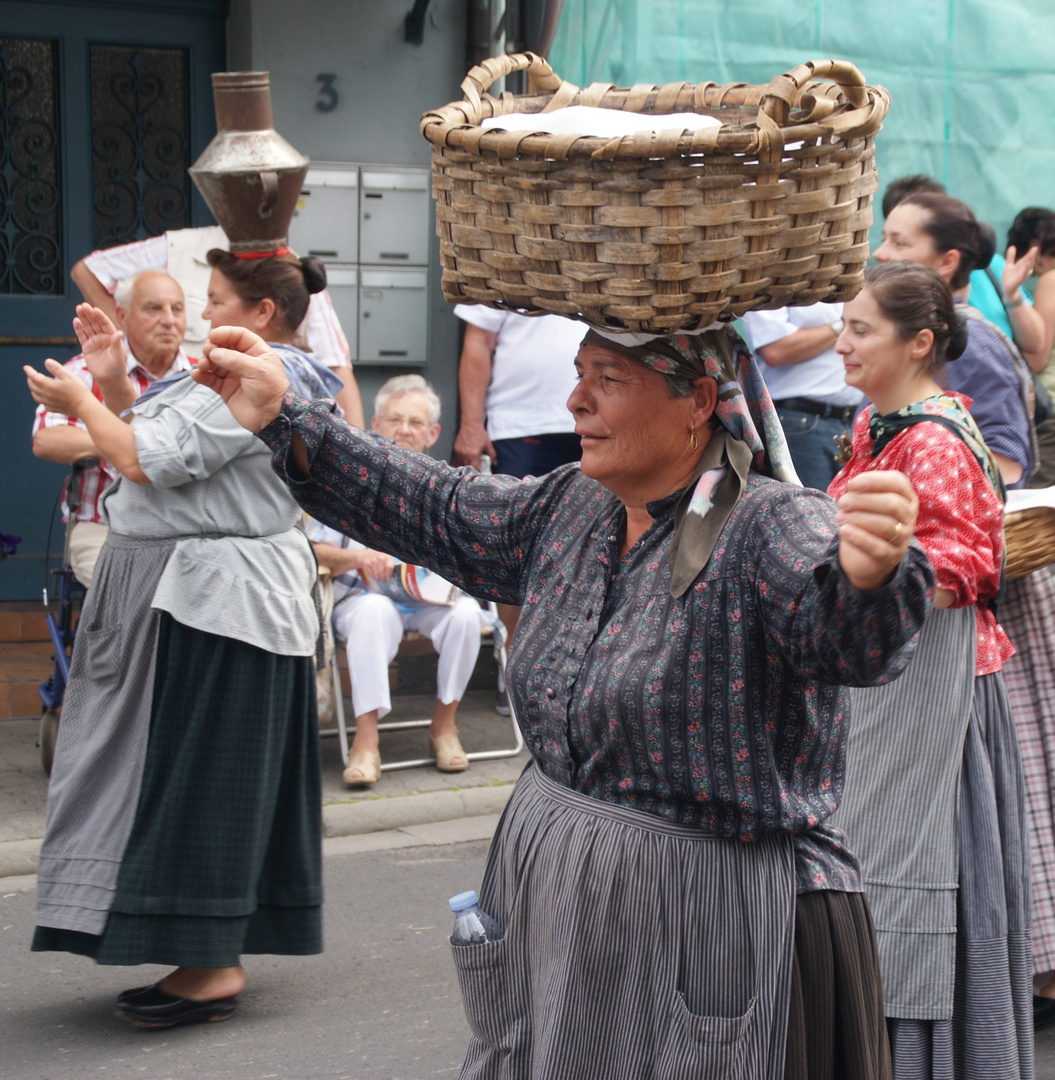 Schlitzer Trachtenfest 2011: Kopflastiger Balanceakt