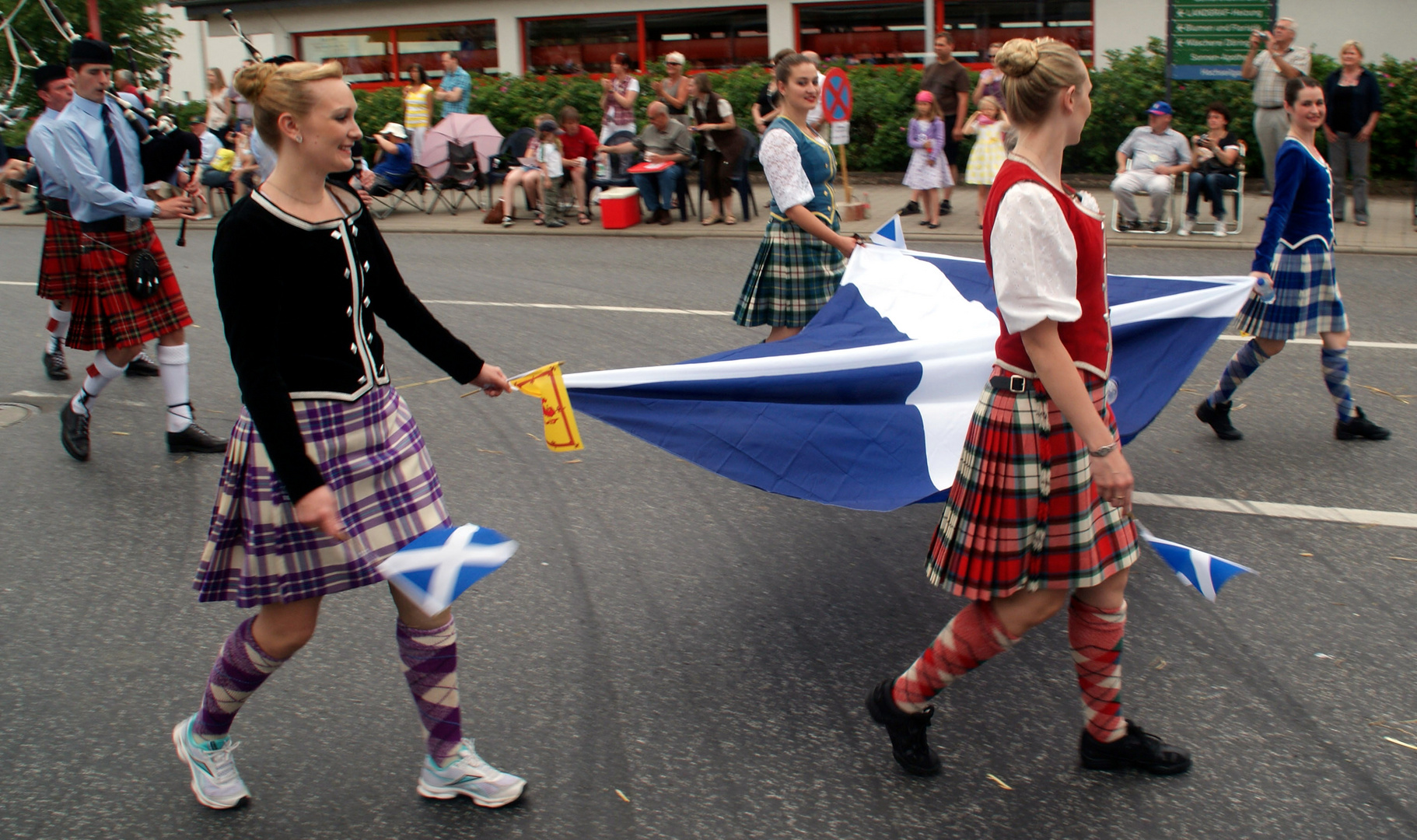 Schlitzer Trachtenfest 2011: The Majorettes of Royal Burgh of Renfrew Pipe Band