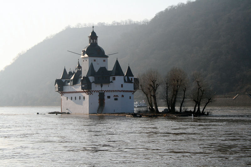 Schlößchen im Rhein...