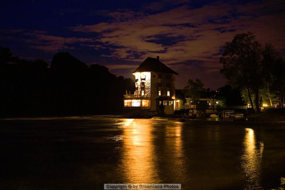 Schlösschen Wörth am Rheinfall bei Nacht, Neuhausen SH, Schweiz