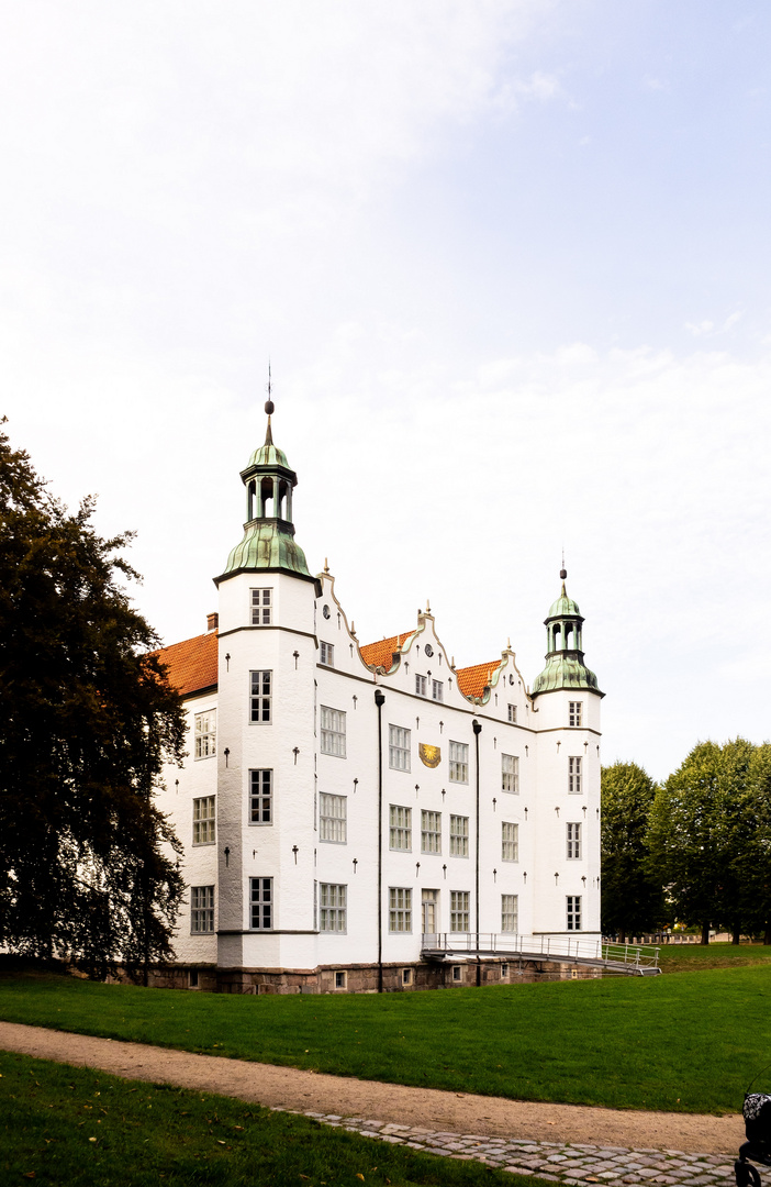 Schloss Ahrensburg mit Sonnenuhr