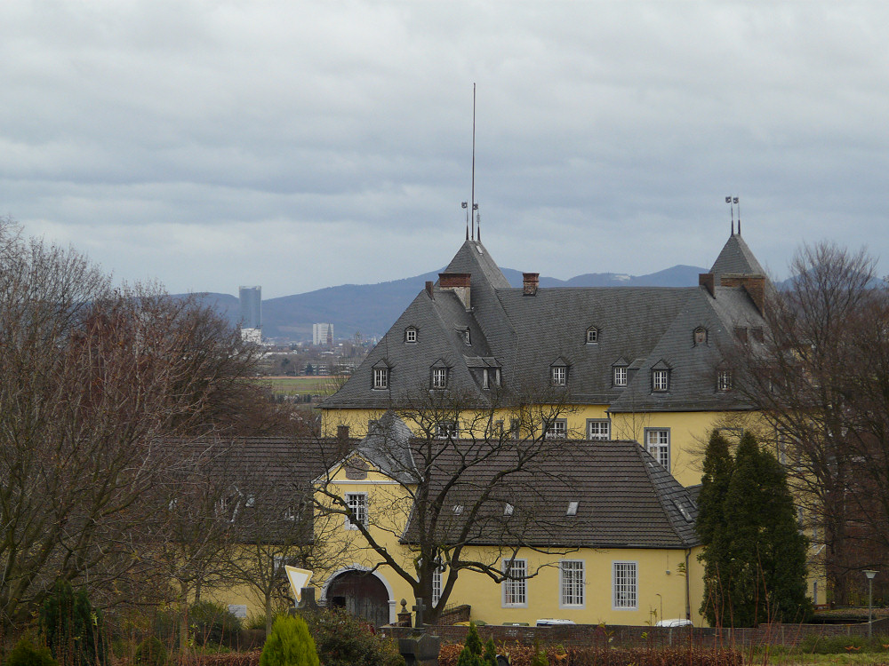 Schloss Alfter mit Blick aufs Siebengebirge - FZ18