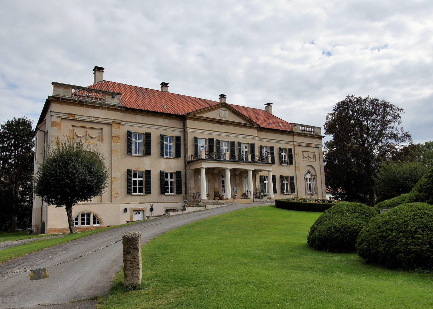 Schloss am Hügel