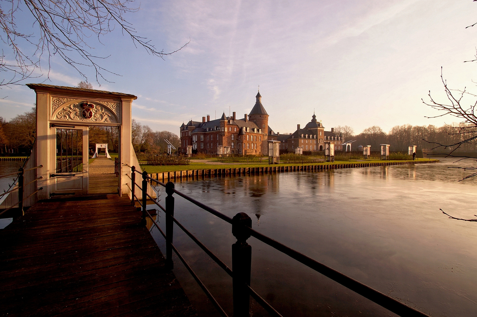 Schloss Anholt, Brücken und Wassergarten.