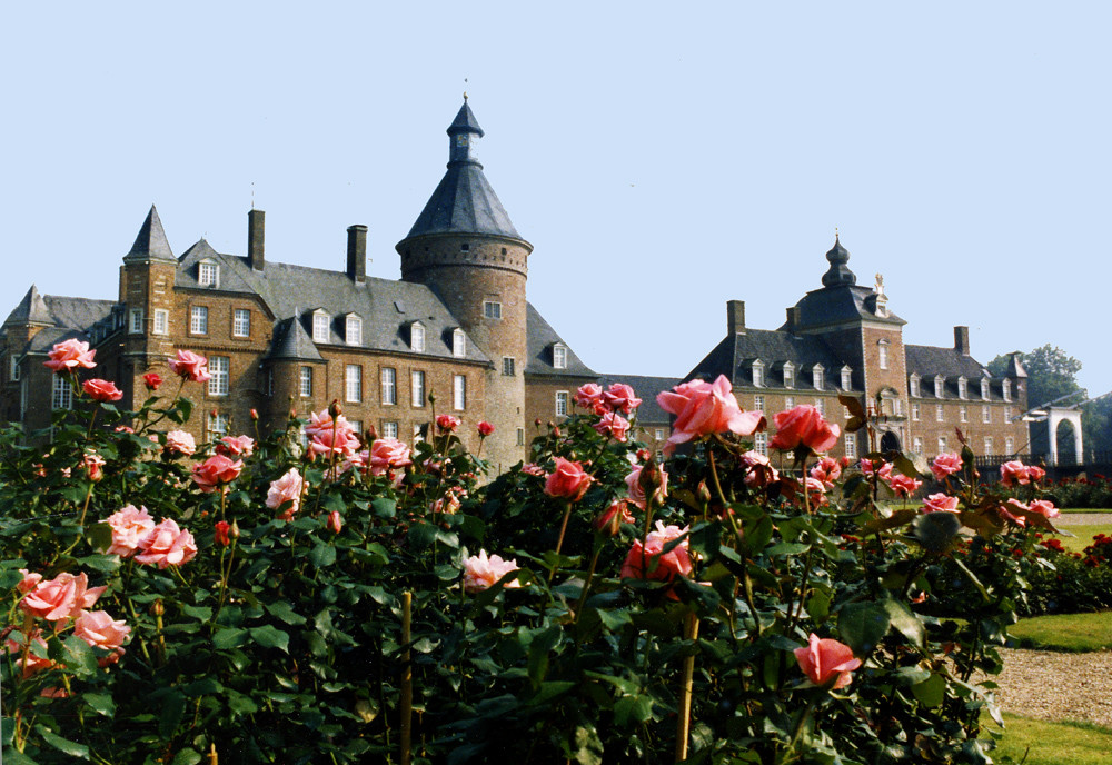 schloss anholt mit rosengarten