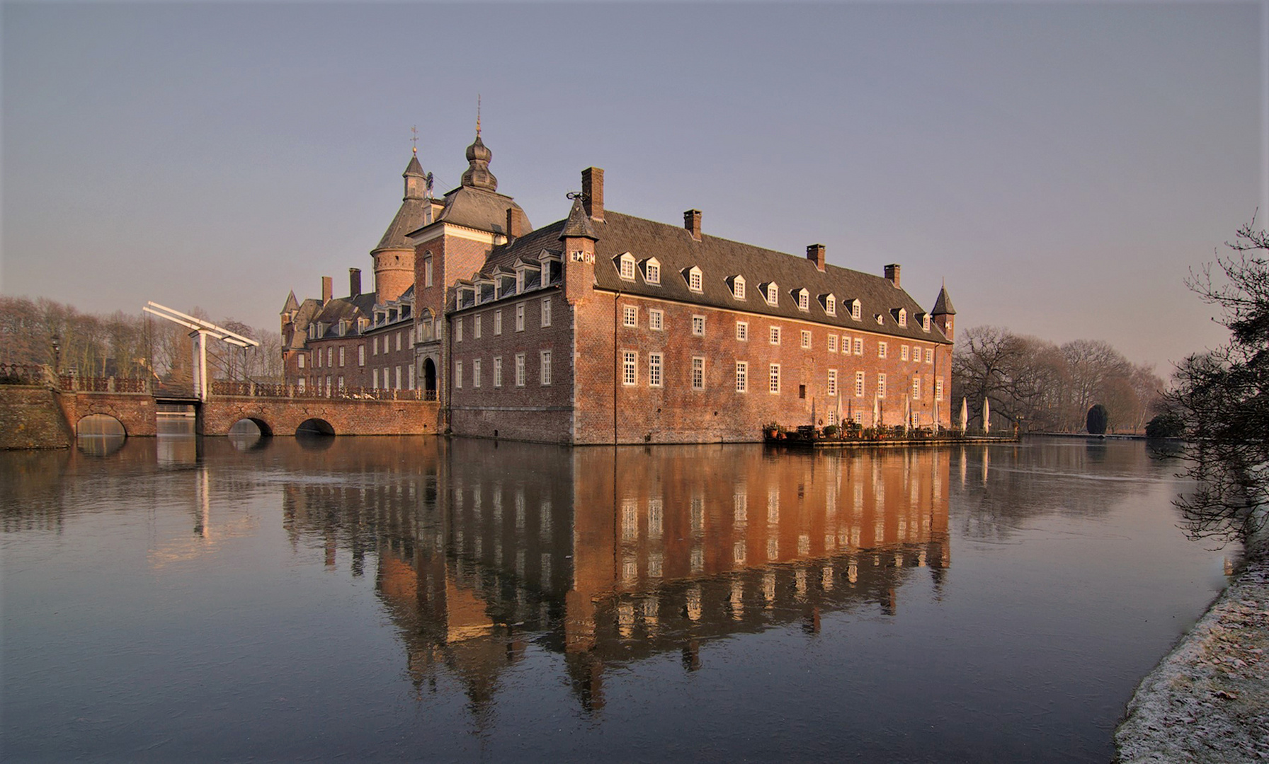 Schloß Anholt und der vereiste Wassergraben....