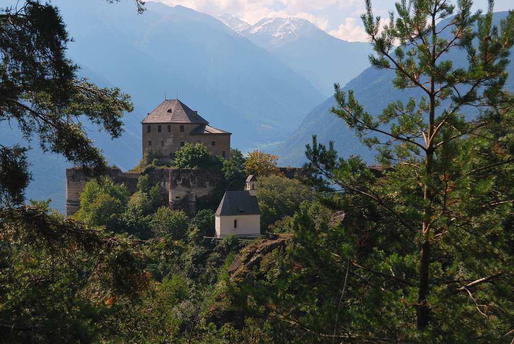 Schloss Annaberg oberhalb von Goldrain