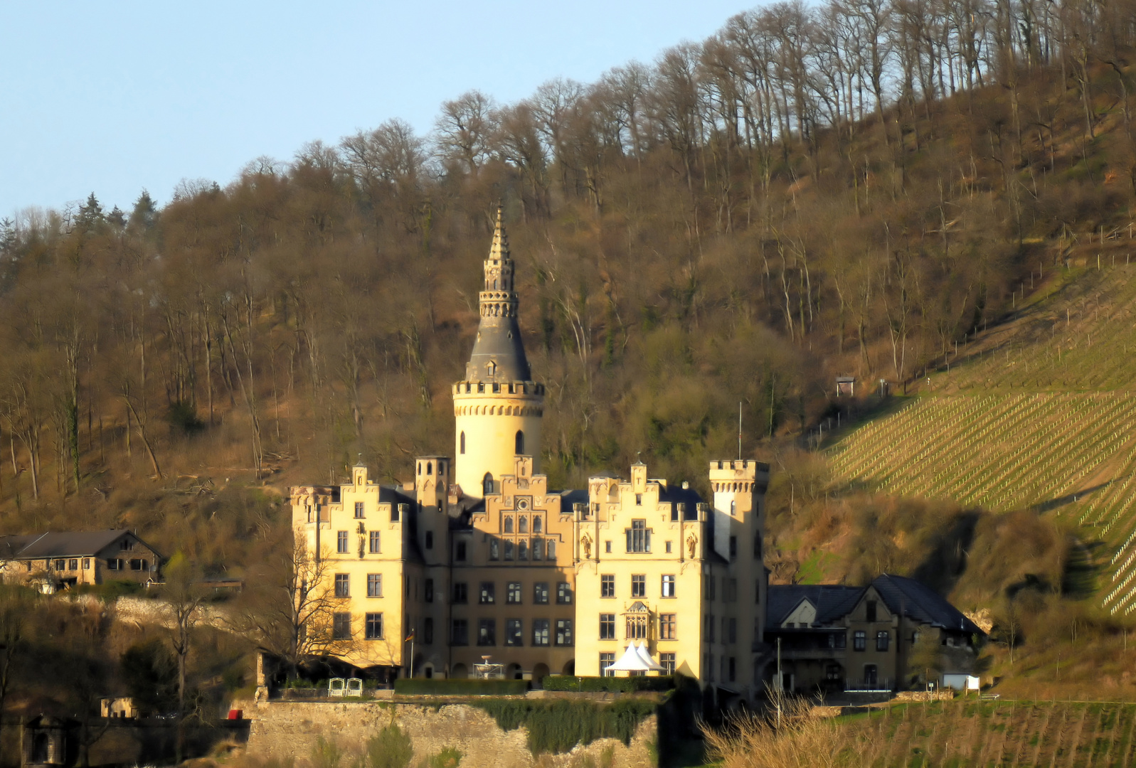 Schloss Arenfels in der spätwinterlichen Abendsonne