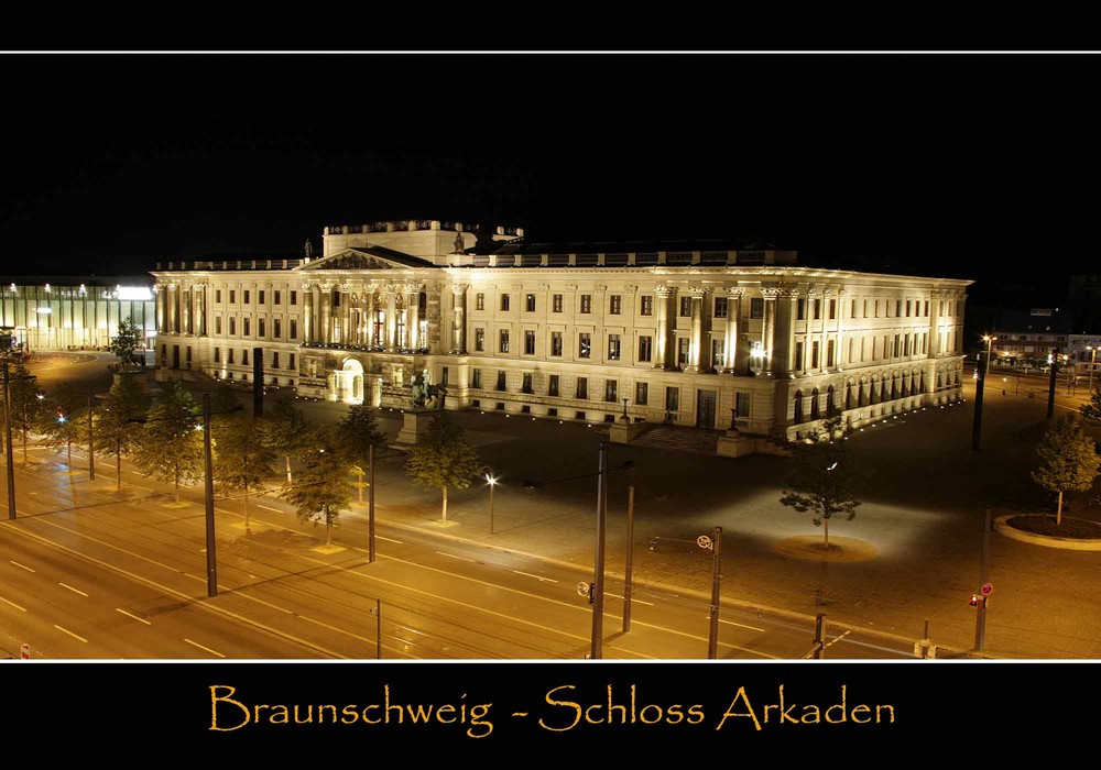 Schloss Arkaden in der Nacht.