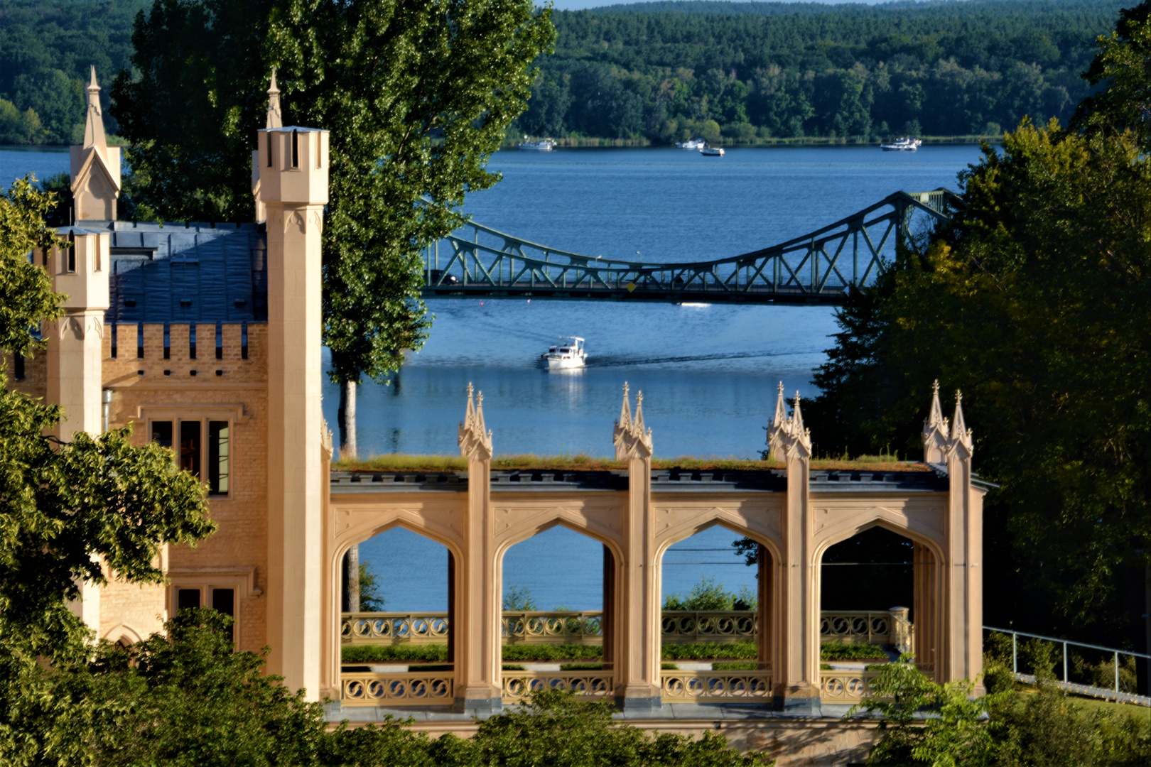 Schloss Babelsberg mit Glienicker Brücke