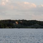 Schloss Babelsberg mit Glienicker Brücke im späten Abendlicht