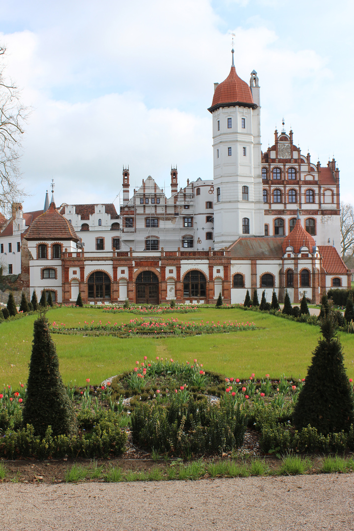 Schloß Basedow mit neu angelegtem Garten1