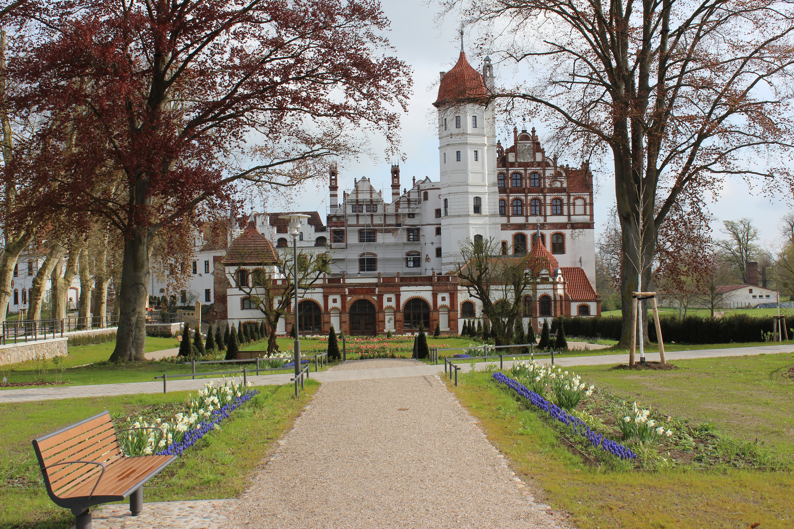 Schloß Basedow mit neu angelegtem Garten2