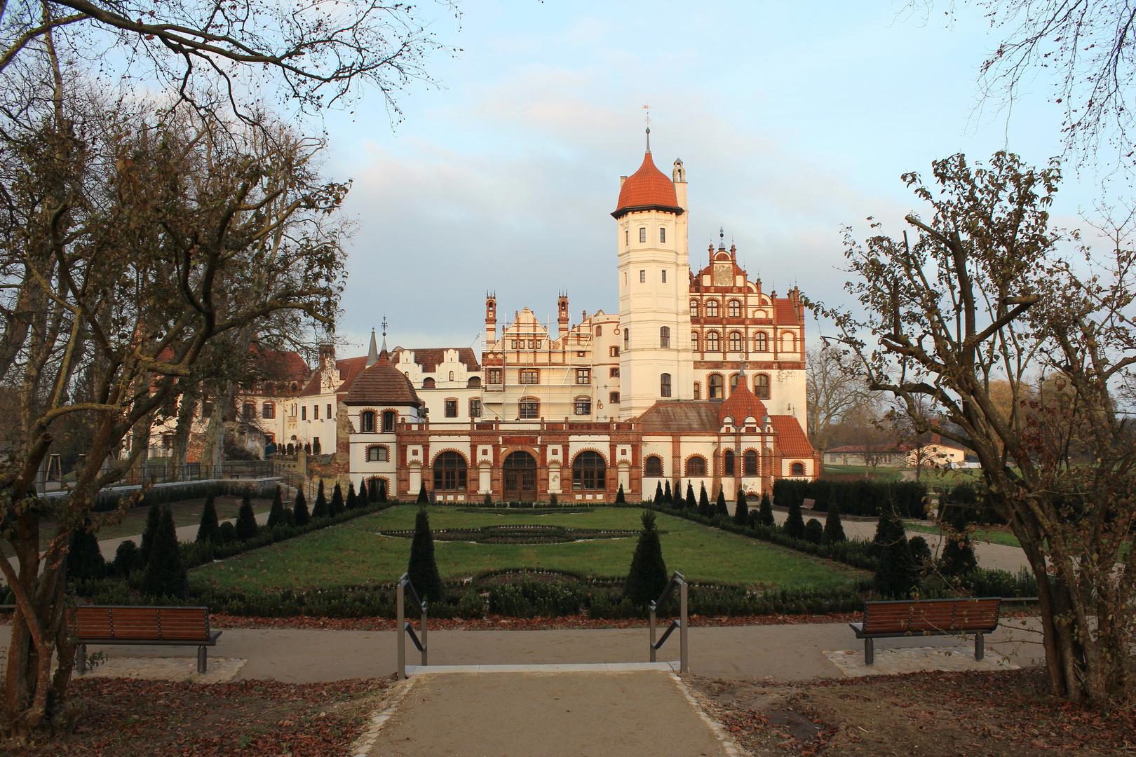 Schloß Basedow mit neu angelegtem Rosengarten