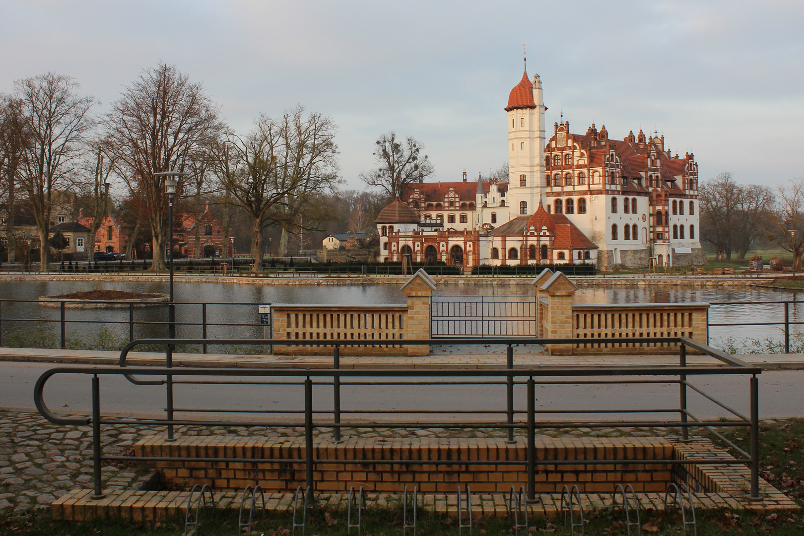 Schloß Basedow mit saniertem Mühlenteich