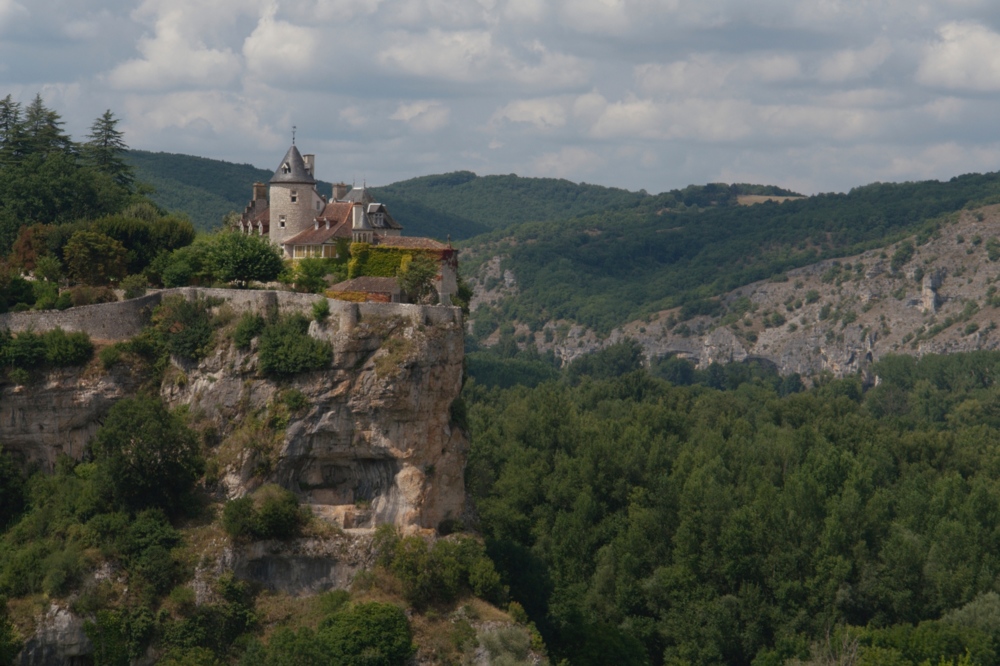 Schloß Belcastel oberhalb der Grotte Lacave