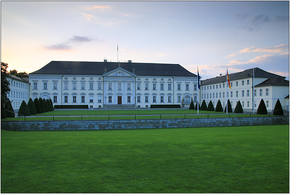 Schloss Bellevue im Abendlicht