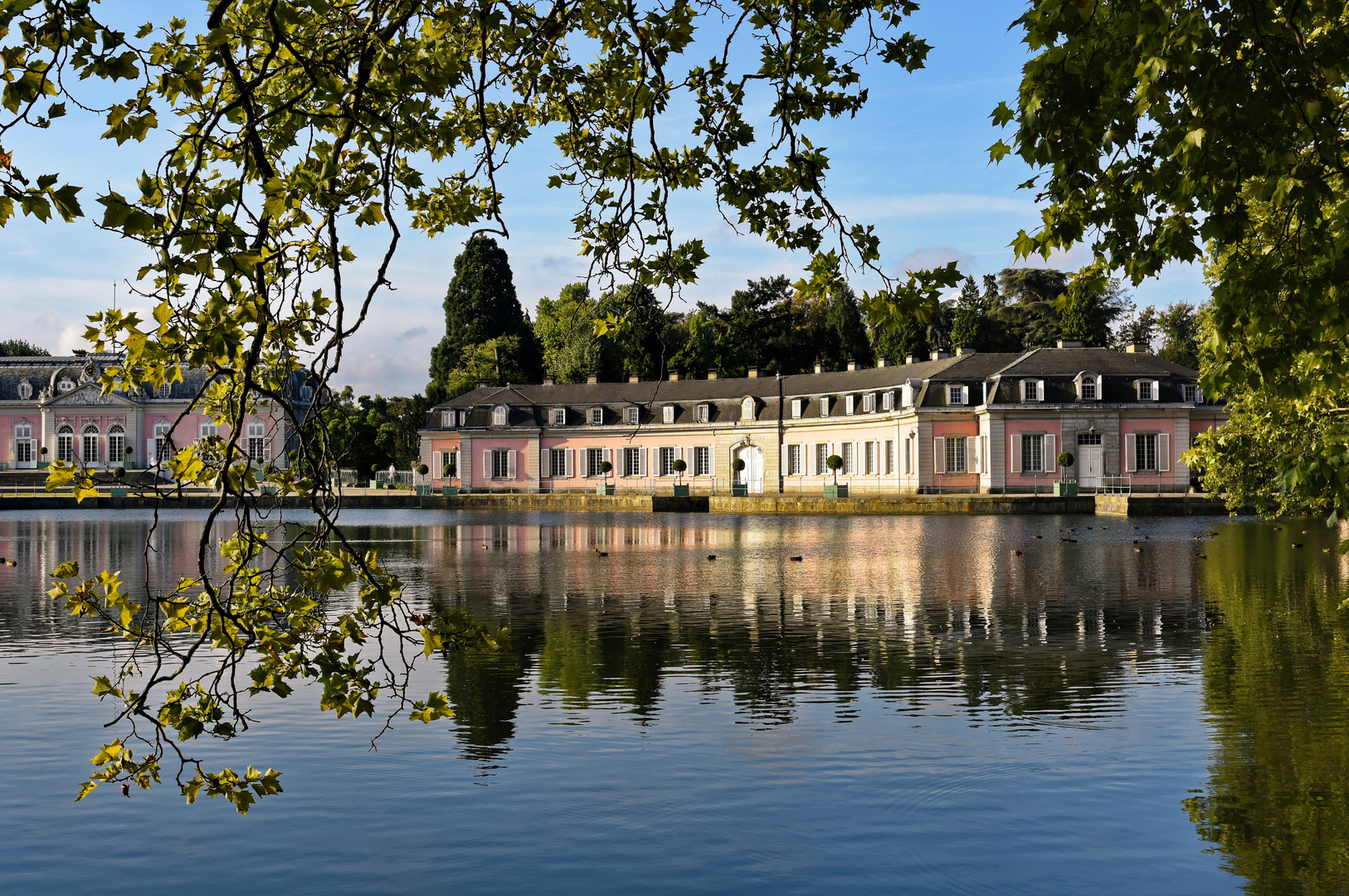 Schloß Benrath bei Morgenlicht - SPIEGELTAG -