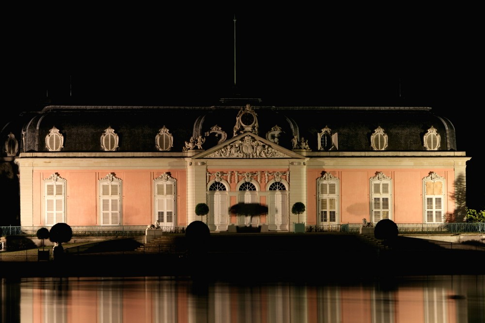 Schloss Benrath bei Nacht und ohne Nebel