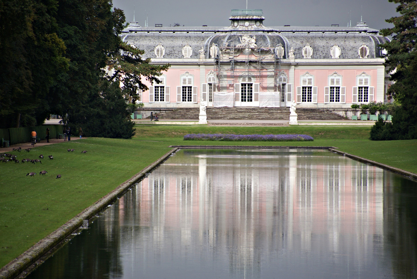 Schloß Benrath gespiegelt