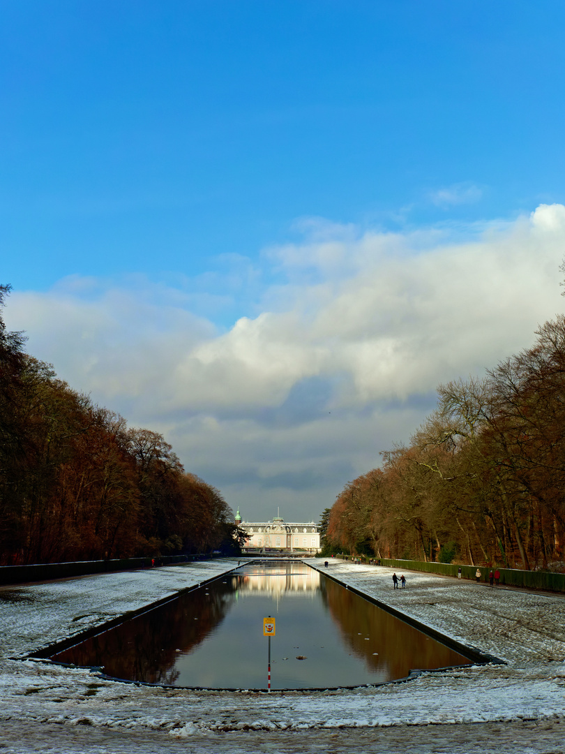 Schloß Benrath mit Spiegelweiher