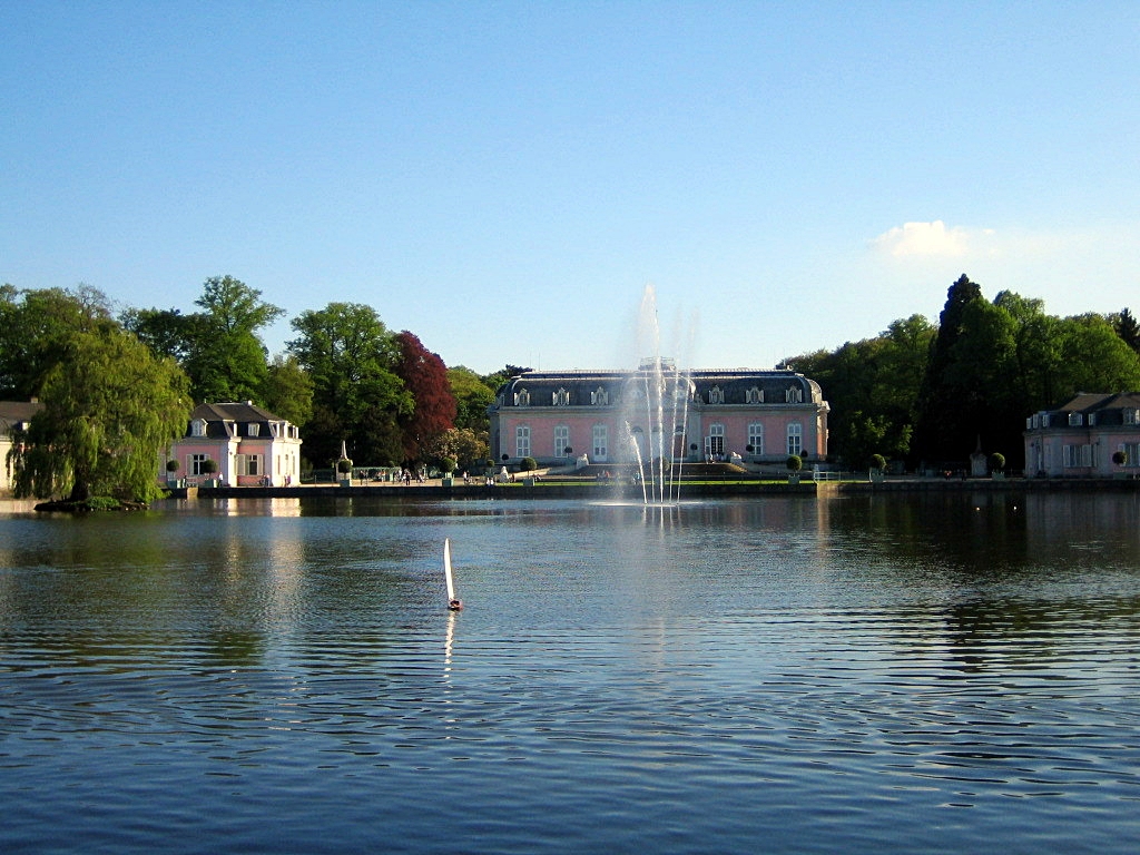 Schloss Benrath, Teich und Segelboot