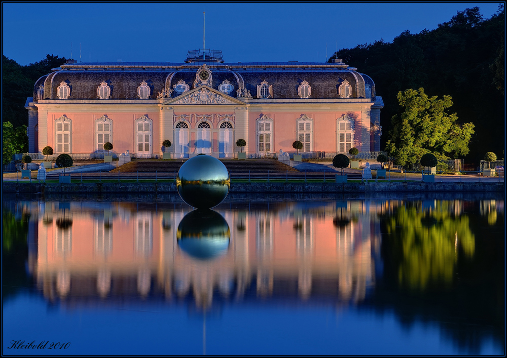 Schloss Benrath und die 'goldene Kugel'