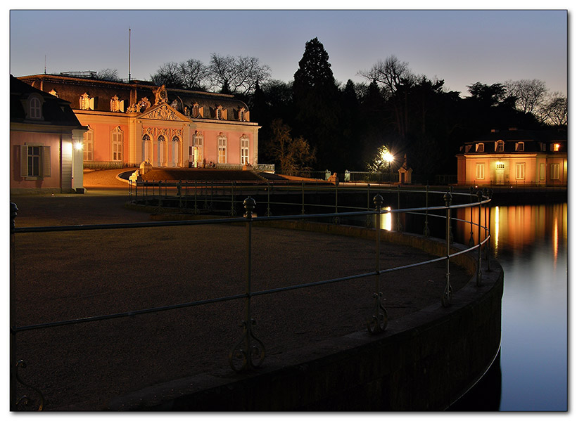 Schloss- Benrath von der Seite