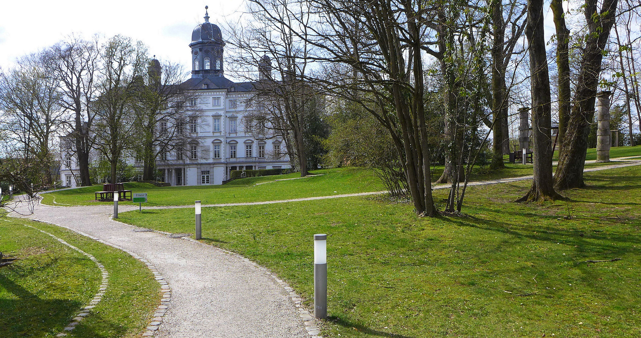 Schloss Bensberg in Frühjahr